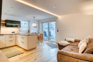 インスブルックにあるINN Sun Apartmentのソファとキッチンのあるリビングルーム