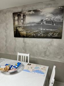 uma mesa com uma imagem de um castelo na parede em Mortella House em Nápoles