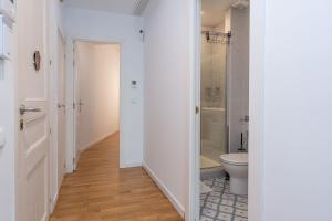 een badkamer met een toilet en een douche bij Bright and cozy flat in the heart of the city in Barcelona