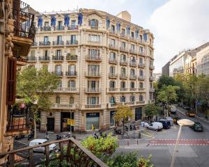 een groot gebouw in een stadsstraat met auto's bij Bright and cozy flat in the heart of the city in Barcelona