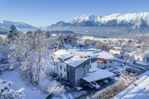 Vue aérienne d'une ville dans la neige dans l'établissement INN Sun Apartment, à Innsbruck