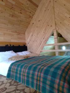 Sultan Murat YaylasiにあるBirlik Yaylakentの木製の天井の客室のベッド1台分です。