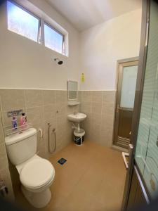 een badkamer met een toilet en een wastafel bij LH Homestay Suite Gua Musang- Masjid Mekah in Gua Musang