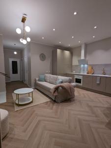 sala de estar con sofá y mesa en Mere Apartments, en Pärnu