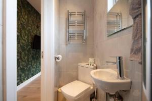 a small bathroom with a toilet and a sink at Cosy 1 Bed Duplex - Close to Metro - NW2 in London