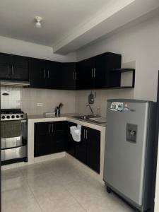 Кухня или мини-кухня в Apartamento amoblado para familia y amigos
