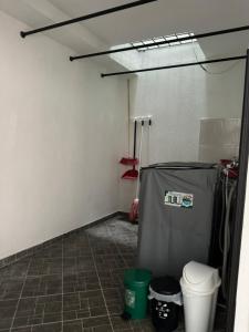 een garage met een toilet en een tent erin bij Apartamento amoblado para familia y amigos in San Vicente de Chucurí