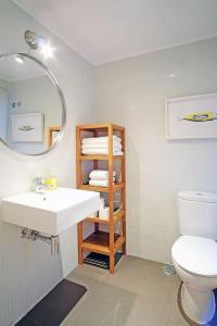 ein Badezimmer mit einem Waschbecken, einem WC und einem Spiegel in der Unterkunft DPJ Romantic JARDIM apt - LIFT! - PR.REAL/BAIRRO ALTO! in Lissabon