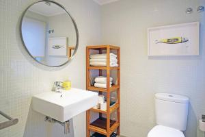 ein Badezimmer mit einem Waschbecken, einem Spiegel und einem WC in der Unterkunft DPJ Romantic JARDIM apt - LIFT! - PR.REAL/BAIRRO ALTO! in Lissabon