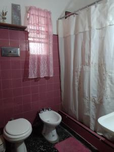La salle de bains est pourvue de toilettes et d'un lavabo. dans l'établissement Hostel La Tana, à Lomas de Zamora