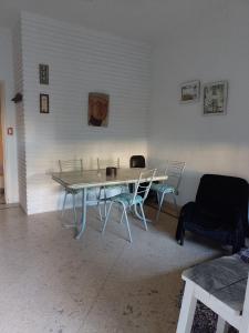 - une salle à manger avec une table et des chaises dans l'établissement Hostel La Tana, à Lomas de Zamora