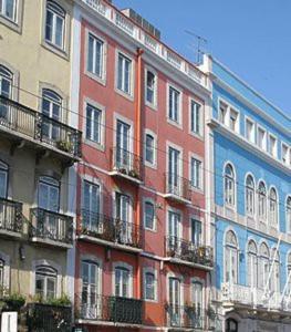eine Reihe farbenfroher Gebäude auf einer Stadtstraße in der Unterkunft DPJ Romantic JARDIM apt - LIFT! - PR.REAL/BAIRRO ALTO! in Lissabon