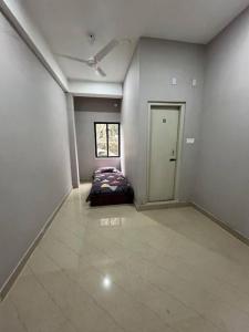 um quarto vazio com uma cama no meio em vaishnav cottage em Agartala