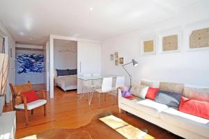 ein Wohnzimmer mit einem weißen Sofa und einem Tisch in der Unterkunft DPJ Romantic JARDIM apt - LIFT! - PR.REAL/BAIRRO ALTO! in Lissabon