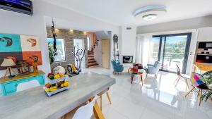 cocina y sala de estar con mesa y sillas en Four Seasons Villa Chania, en Fournés