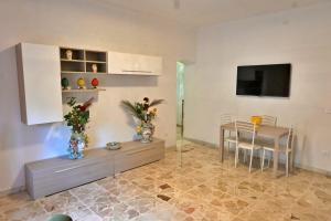 a living room with a table and a dining room at Luminosa casa punti cardinali in Siracusa