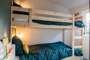 een slaapkamer met 2 stapelbedden in een kamer bij Leva - Logeren in Drenthe in Doldersum