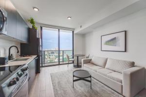 - un salon avec un canapé et une table dans l'établissement Panoramic Views of City and Bay from this Studio, à Miami