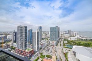 une vue aérienne sur une ville avec de grands bâtiments dans l'établissement Panoramic Views of City and Bay from this Studio, à Miami