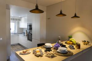 una cocina con una mesa con comida. en VIlla São Lourenço by AcasaDasCasas, en Ericeira