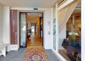 un corridoio di un edificio con porta e tappeto di Bell Suite Hotel a Bellaria-Igea Marina