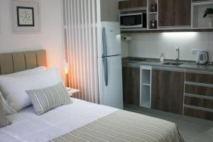 sypialnia z białym łóżkiem i kuchnią w obiekcie BOLI 0613 San Telmo Charm: Monoambiente Cozy w BuenosAires