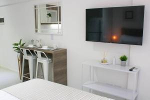 sypialnia z łóżkiem i telewizorem na ścianie w obiekcie BOLI 0613 San Telmo Charm: Monoambiente Cozy w BuenosAires