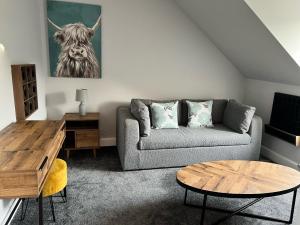 sala de estar con sofá y mesa en Killorn Guest House, en Oban