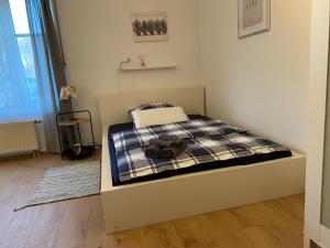 Un pat sau paturi într-o cameră la Ferienwohnung in Rösrath bei Köln