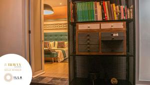 Illa Experience Hotel في كيتو: غرفة مع رف للكتب مليئة بالكتب