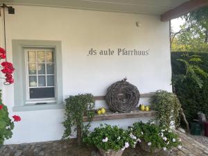 a sign on the side of a house with fruits and vegetables at bed,Beet&breakfast „ds aute Pfarrhuus“ in Rapperswil
