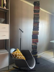 een kamer met een stoel en een stapel boeken bij bed,Beet&breakfast „ds aute Pfarrhuus“ in Rapperswil