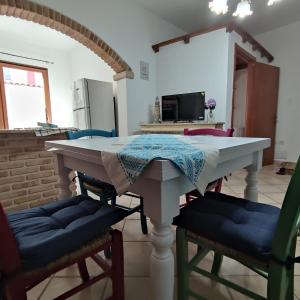 cocina con mesa y sillas en una habitación en La Casa di Paolo, en Terralba