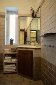 ein Badezimmer mit Waschbecken und Spiegel in der Unterkunft Le 3 Elle Vaticano San Pietro in Rom + 51 Fotos