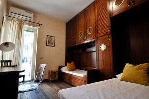 ein Schlafzimmer mit einem Bett und einem Schreibtisch mit Stuhl in der Unterkunft Le 3 Elle Vaticano San Pietro in Rom