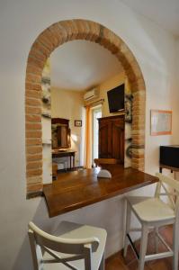 einen Torbogen in einem Zimmer mit einem Tisch und Stühlen in der Unterkunft Le 3 Elle Vaticano San Pietro in Rom