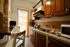 eine Küche mit Spüle und Arbeitsplatte in der Unterkunft Le 3 Elle Vaticano San Pietro in Rom