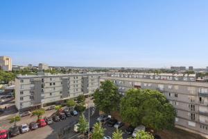 an overhead view of a parking lot in a city at Le Calme à deux pas de Paris in Nanterre