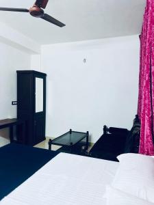 Una cama o camas en una habitación de Puthookadans Mareena Lodge