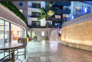 Ein Balkon oder eine Terrasse in der Unterkunft Spacious and Central with a Pool View