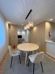 Μια τηλεόραση ή/και κέντρο ψυχαγωγίας στο Brittos Home Lovely Stay - Villa Family in VN Famalicão