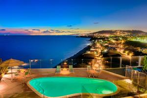 丹纳岬Dana Point Oceanfront Amazing Views STR14-0128的一座游泳池,位于一座毗邻大海的建筑的顶部