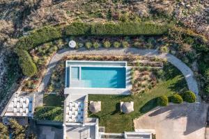 una vista aérea de una casa con piscina en Villa Capparis, en Moírai