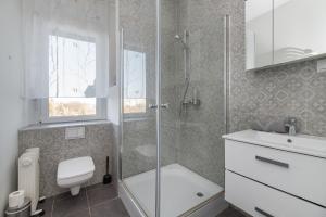 格利維採的住宿－Apartament Modrzejewska，带淋浴、卫生间和盥洗盆的浴室