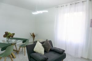 sala de estar con sofá y mesa en Lingotto Luxury Apartment, en Turín