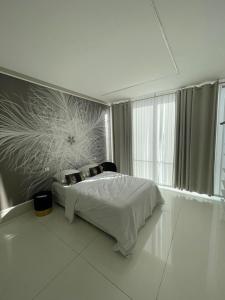 een slaapkamer met een bed met een schilderij aan de muur bij La Maison Blanche in Écully