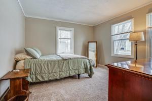 1 dormitorio con 1 cama, escritorio y 2 ventanas en Charming Lakeland Home Steps to St Croix River!, 