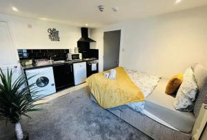 un soggiorno con divano e una cucina di Stay in Style - Charming Central Studio a Liverpool