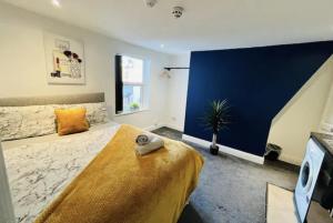 una camera con un grande letto e una parete blu di Stay in Style - Charming Central Studio a Liverpool