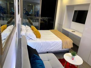 sypialnia z dużym łóżkiem i kanapą w obiekcie Apartaestudio súper ubicado w mieście Bogota